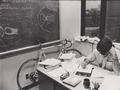 Costantine Manos. Studente in classe. 1975